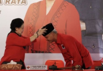 Megawati Soekarnoputri saat mengukuhkan Ganjar Pranowo sebagai Capres PDIP 2024 di Istana Batutulis Bogor, Jum'at (21/4)