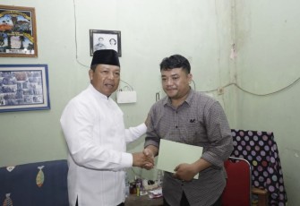 Pangdam V Brawijaya Mayjen TNI Farid Makruf saat memberikan bantuan, Sabtu (22/4)