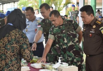 Danrem 121/Abw Brigjen TNI Pribadi Jatmiko saat pemusnahan barang bukti sabu