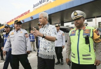 Ganjar Pranowo saat meninjau arus mudik di gerbang tol Kalikangkung