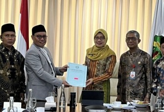 Penyerahan SK penetapan Provinsi Kaltim sebagai Tuan Rumah MTQ Nasional 2024