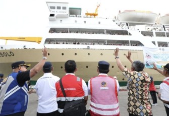 Sekda Provinsi Jateng Sumarno (kemeja batik) saat melepas pemudik motor di pelabuhan Tanjung Mas Semarang, Jum'at (28/4)