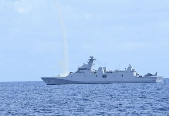 KRI RE Martadinata-331 saat menembakkan rudal SAM