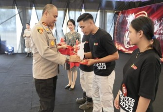 Kapolda Malut Irjen Pol Midi Siswoko saat memberikan penghargaan ajang IWIP Award 2023, Senin (1/5)