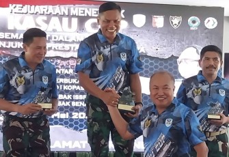 Wadan Koharmatau Marsma TNI Joseph Rizki Prabowo saat menerima trophy juara dari Wakasau Marsdya TNI Agustinus Gustaf Brughman, di Jakarta Rabu (3/5)