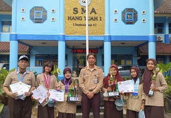 Kasatdik SMA 1 Hang Tuah Jakarta bersama siswa berprestasi 