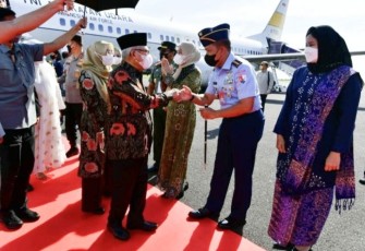 Danlanud SHM Kolonel Pnb Sigit Gatot Prasetyo saat menyambut kedatangan Wapres Ma'ruf Amin di bandara Fatmawati Soekarno, Bengkulu 