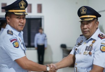 Kalapas Cilegon Enjat Lukmanul Hakim (kanan) saat memberikan ucapan selamat kenaikan pangkat personilnya, Kamis (4/5) 