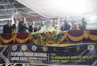 Pangdam XVIII/Kasuari Mayjen TNI Gabriel Lema saat mengikuti perayaan Paskah Nasional tahun 2023, Kamis (4/5)