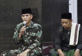 Danlanud Husein Sastranegara Kolonel Pnb Ardi Syahri ketika memberikan sambutan dan mengajak personelnya untuk sholat subuh berjamaah di Masjid Al Mu'min Lanud Husein Sastranegara Bandung, Jum'at (5/5)