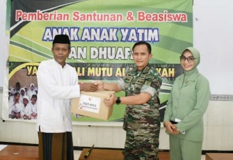 Dandim 0802/Ponorogo Letkol Inf Hirta Juni Adriansyah saat memberikan bantuan