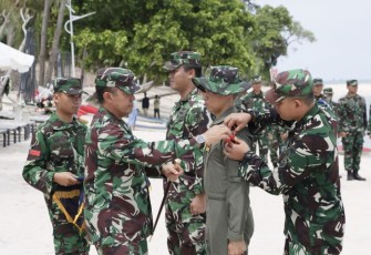 Pangkoopsud I Marsda TNI Bambang Gunarto saat membuka latihan Parasailing di pantai Kepri Koral Batam, Jum'at (5/5)