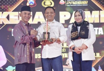 Danrem 081/DSJ Kolonel Inf H. Sugiyono (batik) saat memberikan cenderamata 