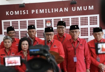 Sekjen PDIP Hasto Kristianto saat memberikan keterangan pers usai penyerahan daftar caleg di KPU, Jakarta, Kamis (11/5)