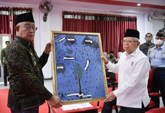 Gubernur Maluku Utara Abdul Gani memberikan peta jalur rempah ke Wapres Ma'ruf Amin, Kamis (11/5)