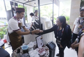 Para delegasi KTT ke-42 ASEAN tampak antusias menikmati kopi asli NTT yang disajikan langsung oleh para pengusaha kopi lokal NTT yang dihadirkan di venue, Kamis (11/5/2023).