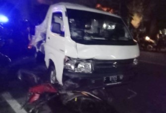 Kendaraan Pick Up tabrak motor karena lawan arah di jalan raya Jakarta Bogor KM 52, desa Cimandala, Kecamatan Sukaraja Kabupaten Bogor, Minggu (14/5) 