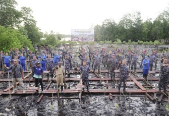 Pangkoarmada III Laksda TNI Agus Hariadi tanam mangrove 