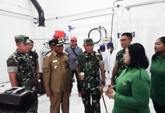 Pangdam XVIII/Kasuari Mayjen TNI Gabriel Lema saat meninjau pabrik pengalengan ikan di Teluk Bintuni, Selasa (16/5)