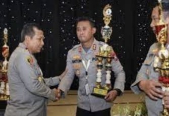 Kapolda Jatim Irjen Pol Toni Harmanto saat memberikan apresiasi jajarannya