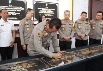 Kapolda Jatim Irjen Pol Toni Harmanto saat meresmikan 4 gedung baru di Polres Mojokerto Kota, Selasa (16/5)