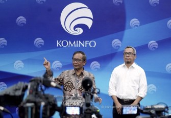 Plt Menkominfo Mahfud MD dalam Konferensi Pers di Ruang Serbaguna Kantor Pusat Kementerian Kominfo, Jakarta Pusat, Senin (22/5)