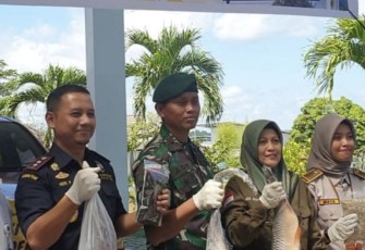 Dansatgas Yonarmed 10/Brajamusti Mayor Arm Adi Kurniawan saat menghadiri ekspor produk perikanan di perbatasan 