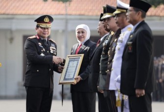 Kapolda Jatim Irjen Pol Toni Harmanto saat memberikan penghargaan ke Gubernur Jatim Khofifah Indar Parawansa, Sabtu (1/7)