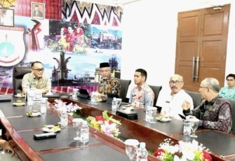 Pj Gubernur Sulbar Prof Zudan Arif Fakrulloh saat pertemuan dengan pemimpin Astra di kantor gubernur, Jum'at (7/7)