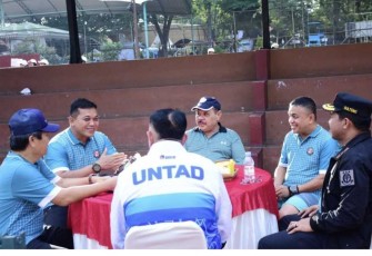 Danrem 132/Tdl Brigjen TNI Dody Triwinarto (kiri) bersama Kajati Sulteng dalam turnamen tenis lapangan Kajati Sulteng Cup I tahun 2023, Jum'at (7/7)