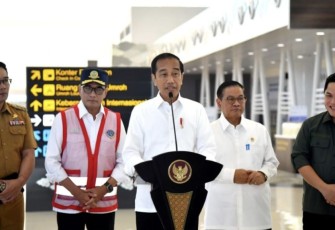 Presiden Joko Widodo menyampaikan keterangannya usai meninjau langsung kegiatan dan fasilitas yang ada di bandara terbesar di Provinsi Jawa Barat, Selasa, 11 Juli 2023