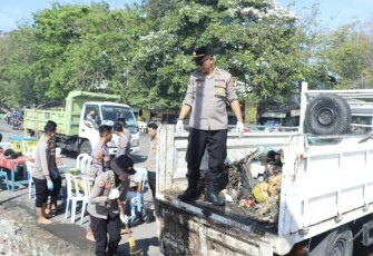 Pembersihan sampah di pesisir pantai Kenjeran Park Surabaya, Kamis (13/7)