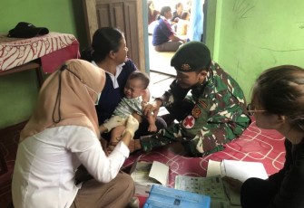 Posyandu balita Satgas Yonarmed 10 Bradjamusti di desa Sering, Kabupaten Kapuas Hulu, Kalbar, Senin (17/7)