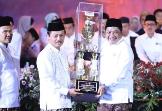 Kepala Kanwil Jateng Mustain Ahmad menerima piala juara umum dari Dirjen Pendis Ali Rhamdani