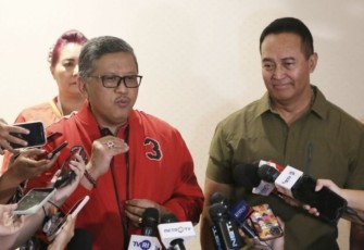 Sekjen PDIP Hasto Kristianto saat memberikan keterangan pers di I News Tower Jakarta, Selasa (18/7)