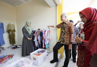 Ganjar Pranowo saat berdialog dengan pedagang di pasar Wonopolo Kabupaten Demak, Selasa (18/7)