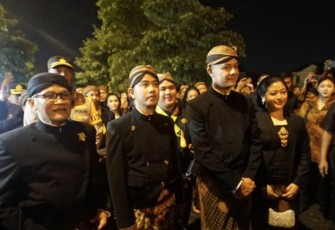 Ganjar bersama Gibran Rakabuming Raka mengikuti kirab malam 1 Sura di Surakarta, Selasa (18/7)