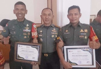 Danrem 081/DSJ Kolonel Inf H. Sugiyono bersama prajuritnya meraih penghargaan Brawijaya Award 2023
