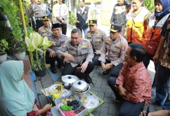 Kapolda Jatim Irjen Pol Toni Harmanto saat mendampingi Kabaharkam Polri Komjen Fadil Imran berdialog dengan penjual makanan di Surabaya, Kamis (27/7)