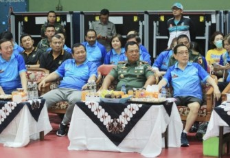 Kapolda Jatim Irjen Pol Toni Harmanto saat menghadiri Kejuaraan Tenis Meja Cheng Hoo Cup I di Surabaya, Jum'at (28/7)