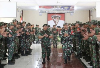 Irdivif 2 Kostrad Brigjen TNI Eventinus Teddy Danarto saat disambut yel-yel prajurit Yonarmed 11/GG, di Magelang, Jum'at (4/8)
