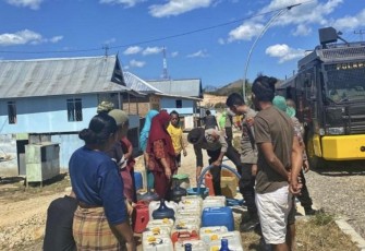 Penyaluran air bersih warga kampung Nanga Nae, Rabu (9/8)