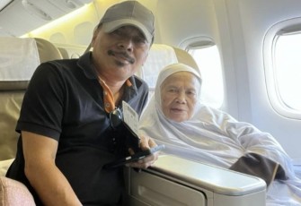 Atikah, jemaah haji asal kloter JKS 53 diantar pulang ke tanah air setelah sebelumnya dirawat di RSAS, Minggu (13/8)