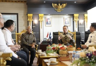 GM PLN IUD Kalbar Wahyu Jatmiko saat menerima pemaparan Rektor Untan, Prof Garuda Wiko di ruang rektorat Untan, Senin (14/8)