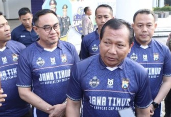 Kapolda Jatim Irjen Pol Toni Harmanto saat memberikan keterangan pers di GOR Tri Dharma Petrokimia Gresik, Senin (14/8)