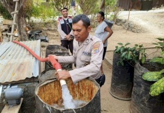 Anggota Polresta Kupang Kota saat mendistribusikan air bersih untuk masyarakat di Kelurahan Bello, Kota Kupang, Selasa (15/8)