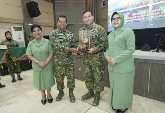 Pangdivif 2 Kostrad Mayjen TNI Haryanto bersama Mayjen TNI Syafrial usai sertijab di Makostrad Gambir, Jakarta, Selasa (15/8)