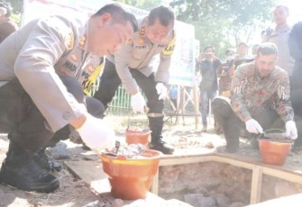 Kapolda Jatim Irjen Pol Toni Harmanto bersama Wali Kota Probolinggo Habib Hadi Zainal Abidin saat groundbreaking, Kamis (24/8) 