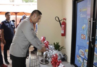 Kapolres Metro Jakarta Barat Kombes Pol M Syahduddi saat gunting pita peresmian Balai Wartawan, Jum'at (25/8)