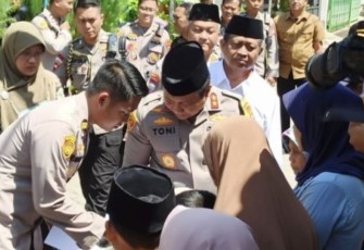 Kapolda Jatim Irjen Pol Toni Harmanto saat Jum'at curhat di desa Jambangan, Pasuruan Kota, Jum'at (25/8)